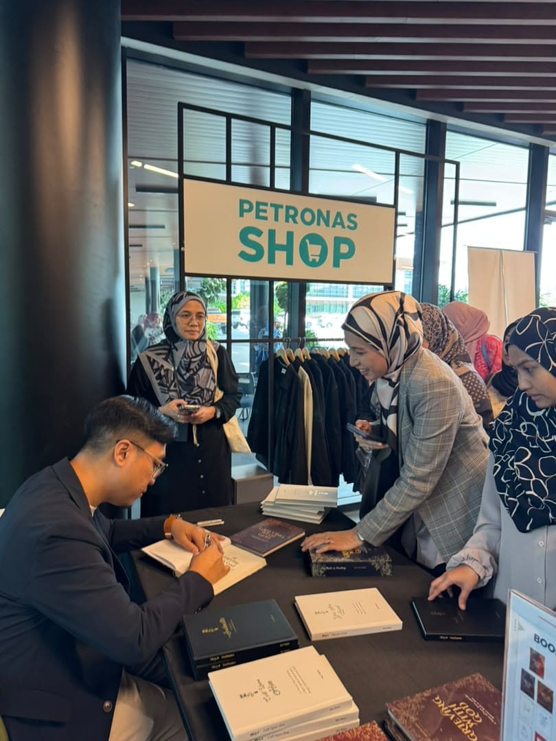 Mizi Wahid signing books