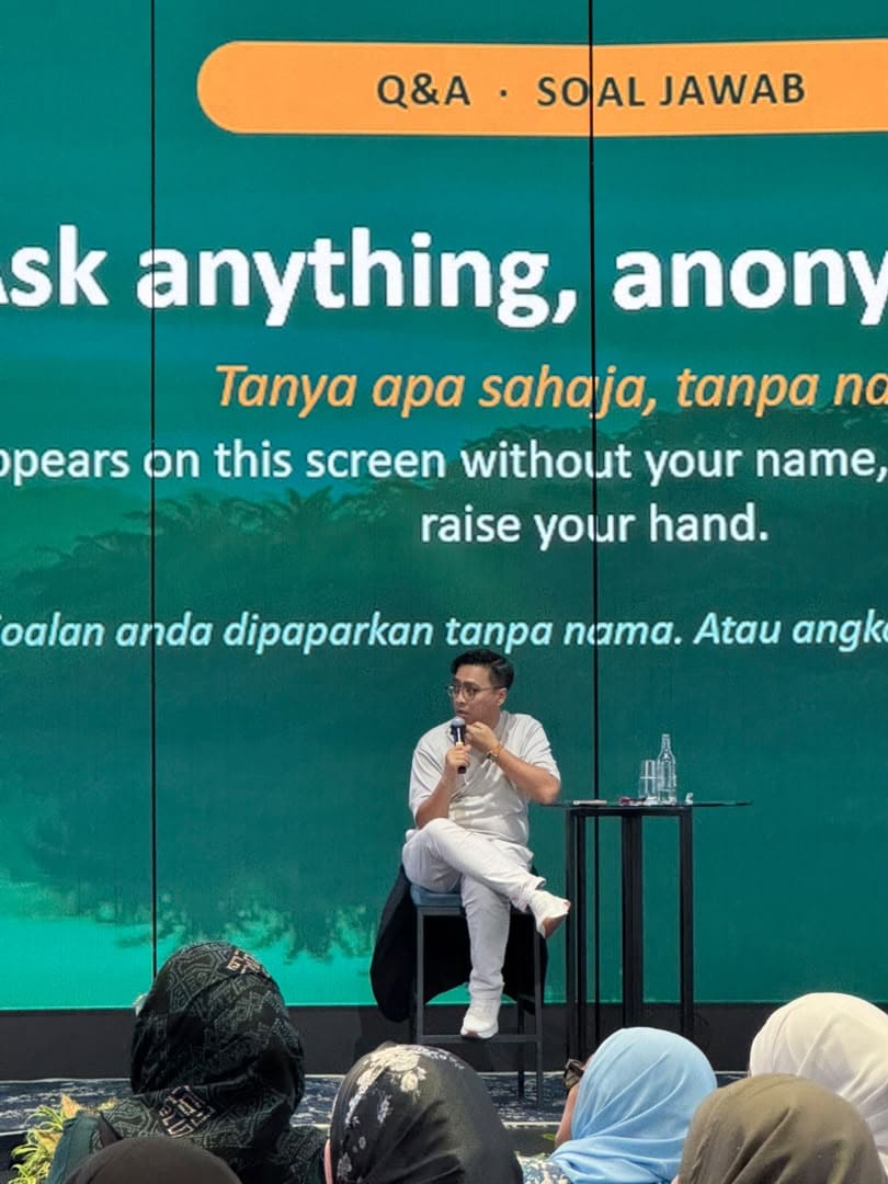 Mizi Wahid answering questions on stage