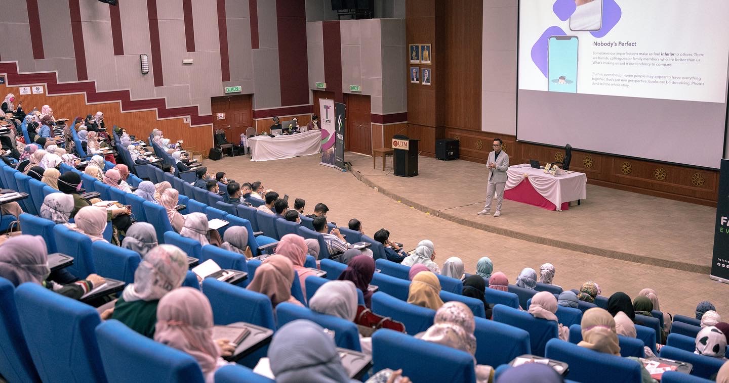 Mizi Wahid keynoting a packed auditorium