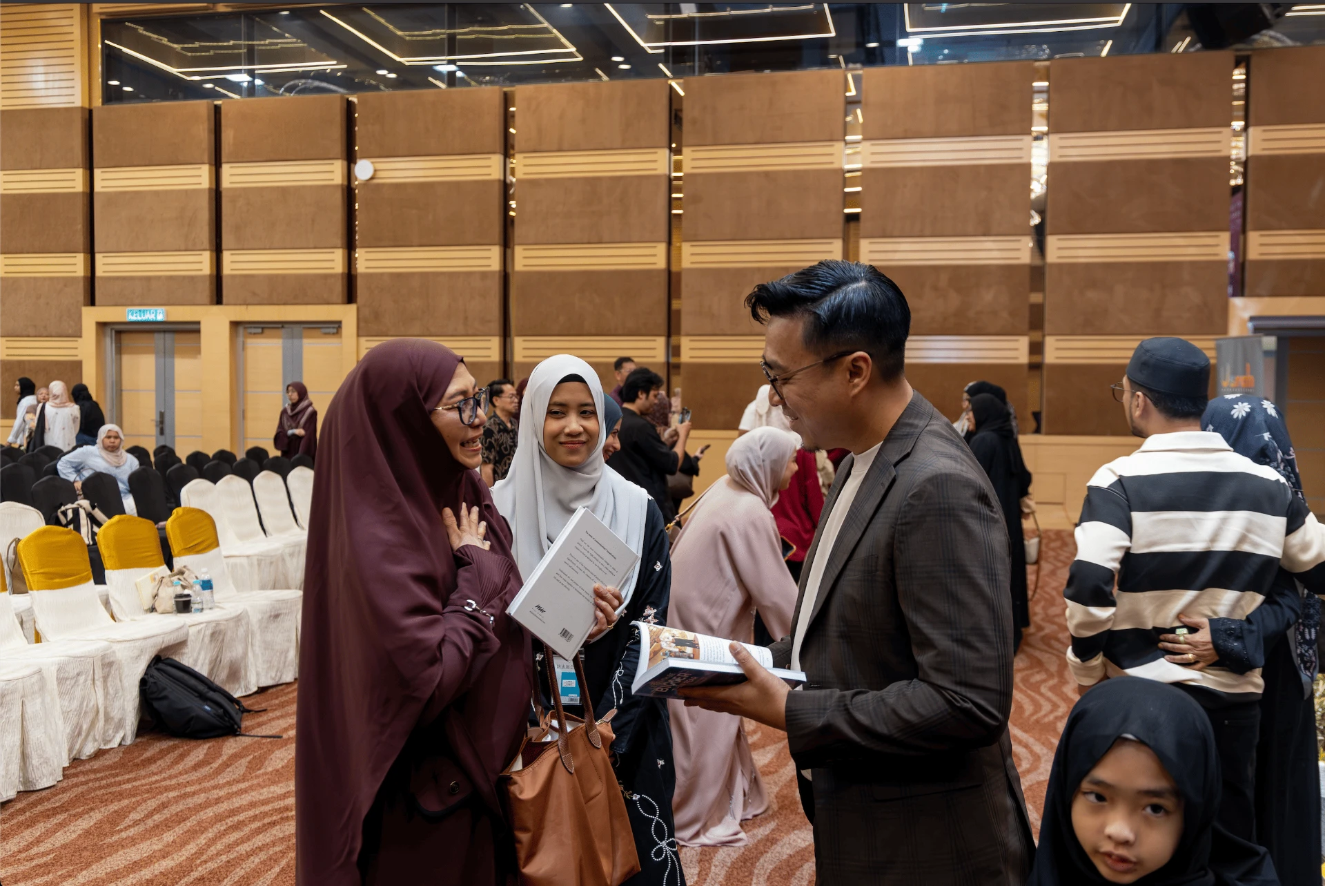 Mizi Wahid meeting readers